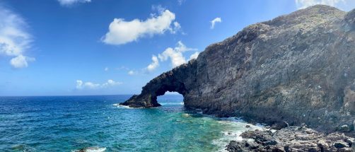 La llaman la isla de los famosos y es una de las más bonitas del Mediterráneo: tiene calas paradisiacas y piscinas naturales