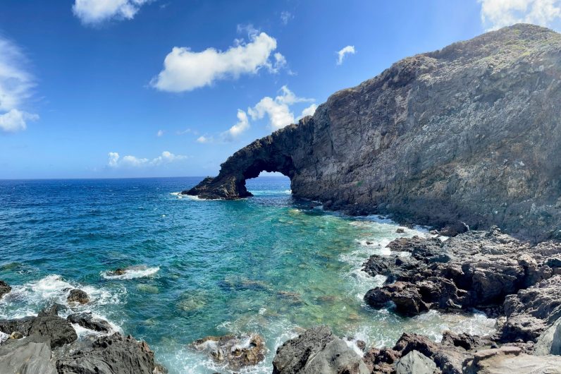 La llaman la isla de los famosos y es la más bonita del Mediterráneo: tiene calas paradisiacas y piscinas naturales