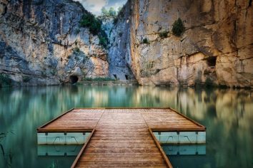 La piscina natural más popular del verano está en Valencia: con un embarcadero de postal sobre el agua cristalina