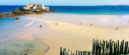 Está en Francia, pero parece el paraíso: la ciudad bretona junto al Mont Saint-Michel con playas idílicas y piscinas naturales