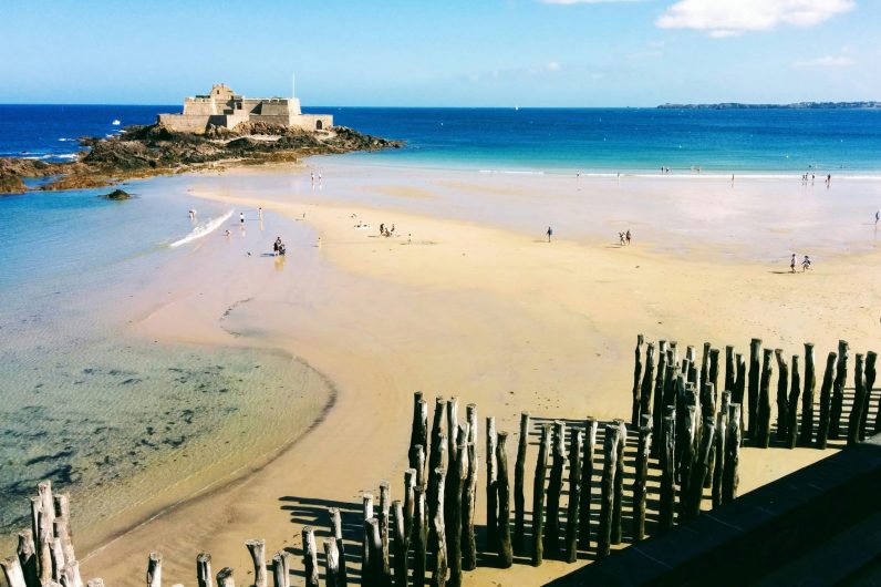 Está en Francia, pero parece el paraíso: la ciudad bretona junto al Mont Saint-Michel con playas idílicas y piscinas naturales