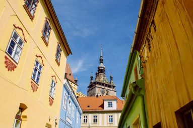 Esta es la ciudad donde nació Drácula: una joya medieval con casas de colores y calles de piedra