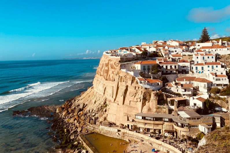 Un pueblo blanco sobre un acantilado: así es el destino costero más bonito de Portugal