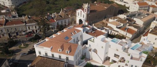 Este hotel est&aacute; en la ciudad m&aacute;s bonita del Algarve portugu&eacute;s: tiene dos piscinas panor&aacute;micas y mucho legado hist&oacute;rico-art&iacute;stico