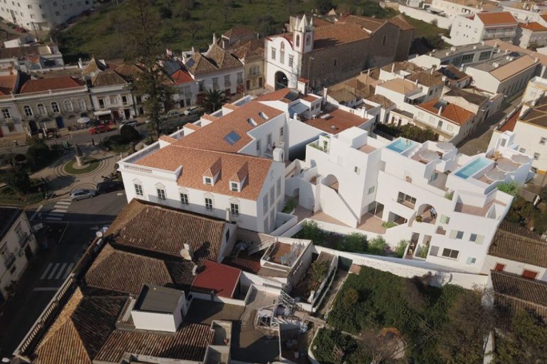 Este hotel está en la ciudad más bonita del Algarve portugués: tiene dos piscinas panorámicas y mucho legado histórico-artístico