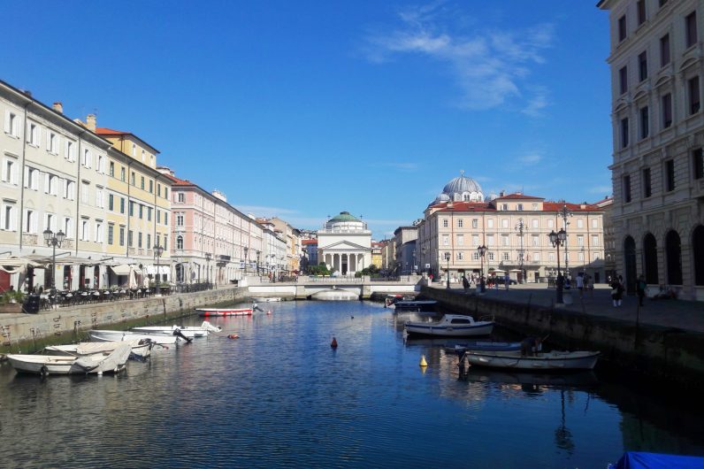 Es una de las ciudades más bellas de Italia: tiene una plaza que mira al mar, palacios espectaculares y teatros romanos