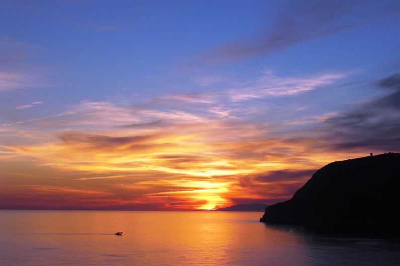 Descubre La Herradura, el paraíso granadino con los mejores atardeceres