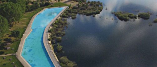 Ni Suecia ni Finlandia, esta es la piscina más bonita de España: junto a un lago, escondida en un bosque y rodeada de montañas