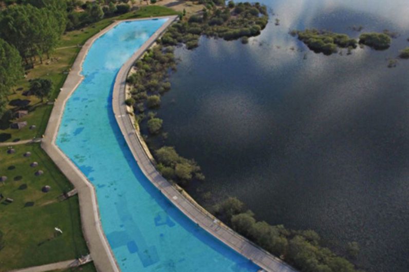 Ni Suecia ni Finlandia, esta es la piscina más bonita de España: junto a un lago, escondida en un bosque y rodeada de montañas