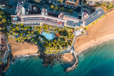 El hotel de Lanzarote que inventó el lujo en la isla: lleva más de medio siglo abierto y sigue en lo más alto