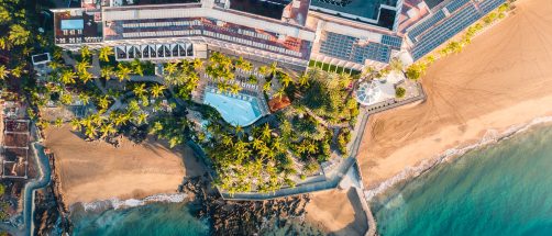 Dicen que este es el hotel de Lanzarote que invent&oacute; el lujo en la isla: lleva m&aacute;s de medio siglo abierto y sigue en lo m&aacute;s alto