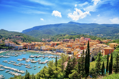 Este es el secreto mejor guardado de la alta sociedad italiana: un pueblo precioso en la costa de la Toscana