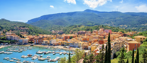 Este es el paraíso secreto de la alta sociedad italiana: un pueblo de cuento bañado por el mar en la Toscana
