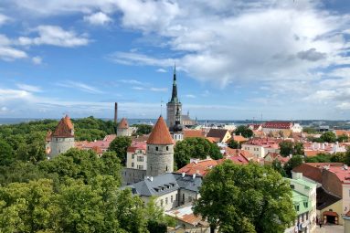 Descubre Tallin, la ciudad medieval que sorprende por su modernidad: parece sacada de un cuento