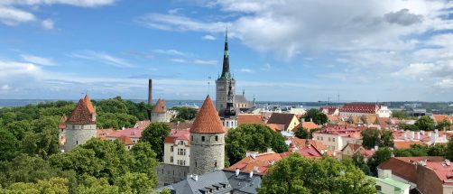 Descubre Tallin, la ciudad medieval que sorprende por su modernidad: parece sacada de un cuento