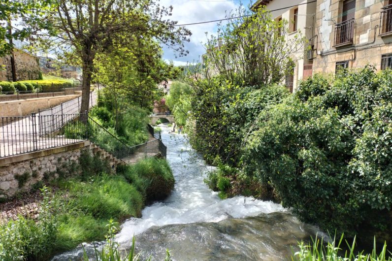 Este pueblo con cascadas es el más bonito de Guadalajara: es una joya medieval