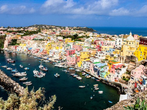 Ni Cinque Terre ni Portofino, este es el pueblo de colores más bonito de Italia