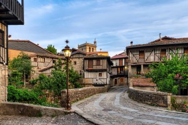 Este pueblo medieval es el más bonito de Salamanca: lleno de flores y declarado Conjunto Histórico-Artístico de España