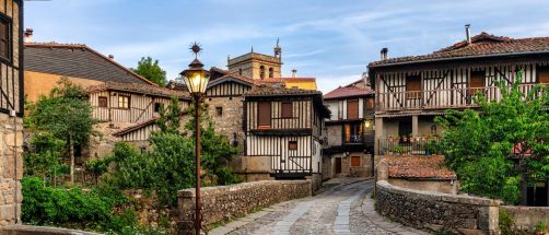 Este pueblo medieval es el más bonito de Salamanca: lleno de flores y declarado Conjunto Histórico-Artístico de España
