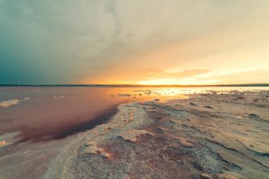 Esta laguna de color rosa parece de otro planeta: está en España y es perfecta para la primavera