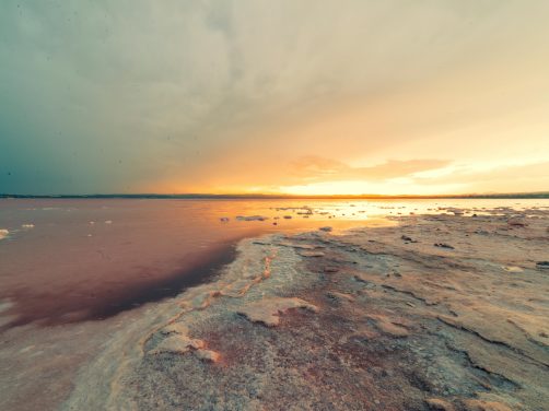 Esta laguna de color rosa parece de otro planeta: est&aacute; en Espa&ntilde;a y es perfecta para la primavera