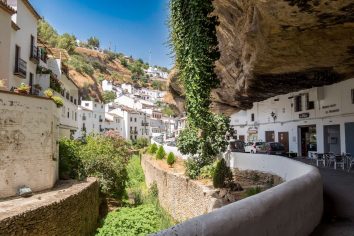 Este pueblo construido en la roca es uno de los más bonitos de Andalucía: parece sacado de un cuento, pero está en Cádiz