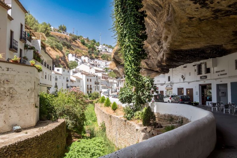 Este pueblo construido en la roca es uno de los más bonitos de Andalucía: parece sacado de un cuento, pero está en Cádiz
