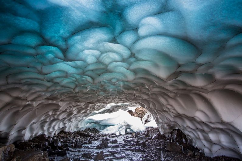 Un paisaje de otro mundo en lo más profundo de Argentina: así son los túneles de hielo de la Patagonia