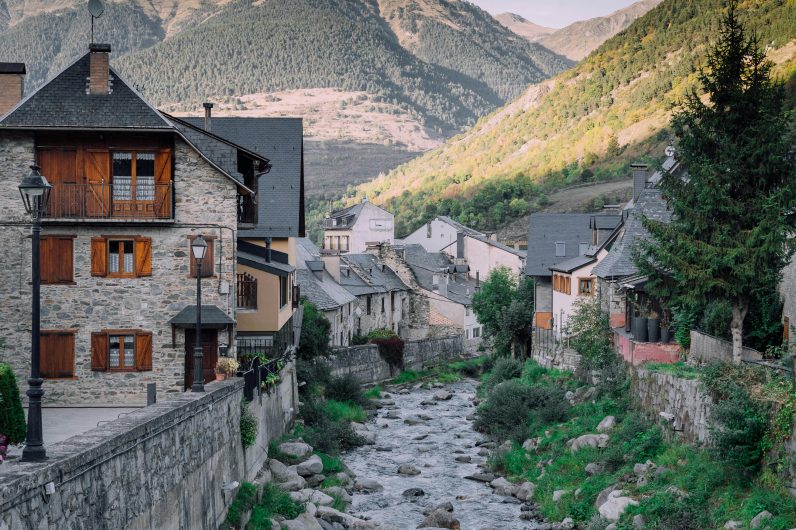 Estos pueblos españoles compiten por un reconocimiento único: tienes que visitarlos antes de que se llenen