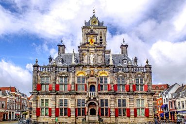 Este pueblo del norte es el refugio secreto de Máxima de Holanda: tiene un palacio increíble y canales navegables