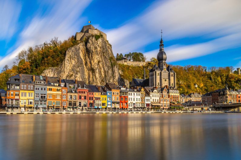 La ciudad más fotogénica de Bélgica: tiene casas de colores, una ciudadela monumental y paisajes que parecen una pintura