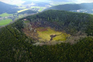 Una ermita escondida dentro de un volcán es la escapada más sorprendente del otoño: está en el norte de España
