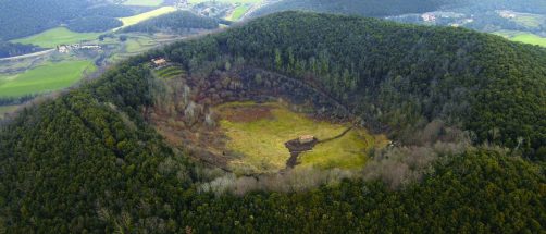 Una ermita escondida dentro de un volcán es la escapada más sorprendente del otoño: está en el norte de España