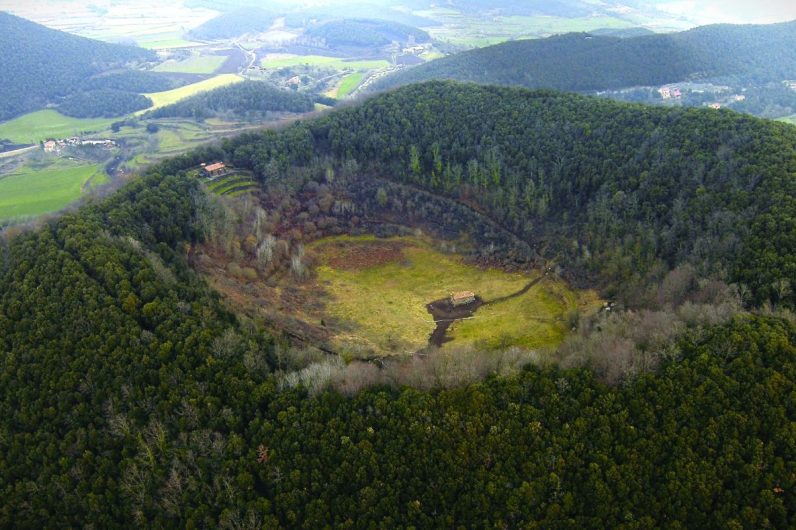 Una ermita escondida dentro de un volcán es la escapada más sorprendente del otoño: está en el norte de España