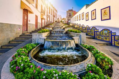 El pueblo blanco más bonito de España está en las islas Canarias: tiene una cascada en el casco urbano y se come genial