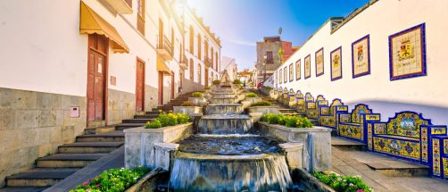 El pueblo blanco más bonito de España está en las islas Canarias: tiene una cascada en el casco urbano y se come genial
