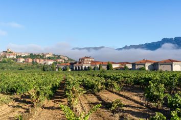 Dicen que es el pueblo medieval más bonito de la Rioja Alavesa: está protegido por murallas y es perfecto para visitar en otoño