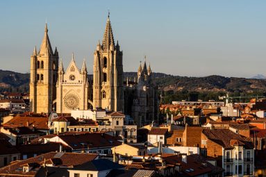 Esta es la ciudad española que tienes que visitar en otoño: tiene una catedral preciosa y mucho ambiente