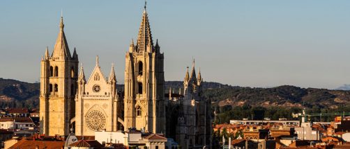 Esta es la ciudad española que tienes que visitar en otoño: tiene una catedral preciosa y mucho ambiente