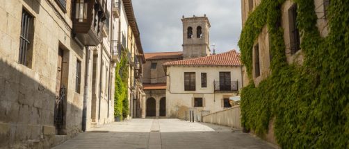 Este es el pueblo histórico que Carlos V visitó en siglo XVI y que 500 años después sigue celebrando su llegada: te contamos cuándo