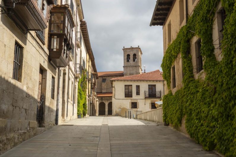 Este es el pueblo histórico que Carlos V visitó en siglo XVI y que 500 años después sigue celebrando su llegada: te contamos cuándo