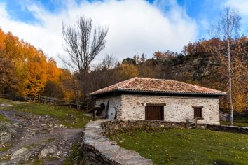 Este pueblo a una hora de Madrid tiene un bosque único declarado Patrimonio de la Humanidad: es el más bonito para visitar en otoño