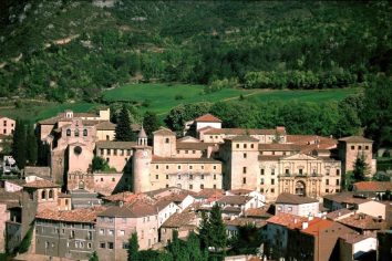 Una de las rutas de senderismo más bonitas del norte de España: pasa por un desfiladero entre ríos y termina en un pueblo de cuento