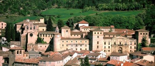 Una de las rutas de senderismo más bonitas del norte de España: pasa por un desfiladero entre ríos y termina en un pueblo de cuento