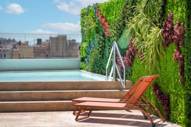 Este palacio art déco convertido en hotel de lujo tiene la azotea más buscada de Valencia