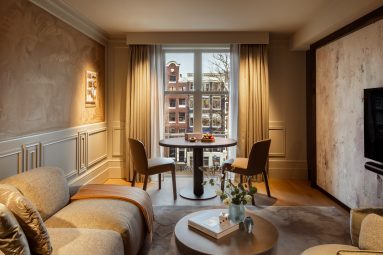 Este es el hotel más artístico de Ámsterdam: acaba de abrir en un palacio del siglo XVII con vistas al canal