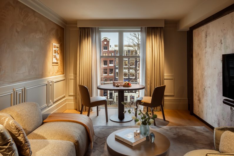 Este es el hotel más artístico de Ámsterdam: acaba de abrir en un palacio del siglo XVII con vistas al canal