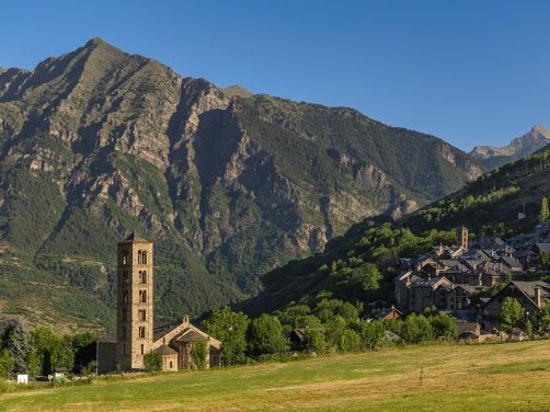 Este valle de alta montaña es idílico y tiene las iglesias románicas más bonitas del norte de España