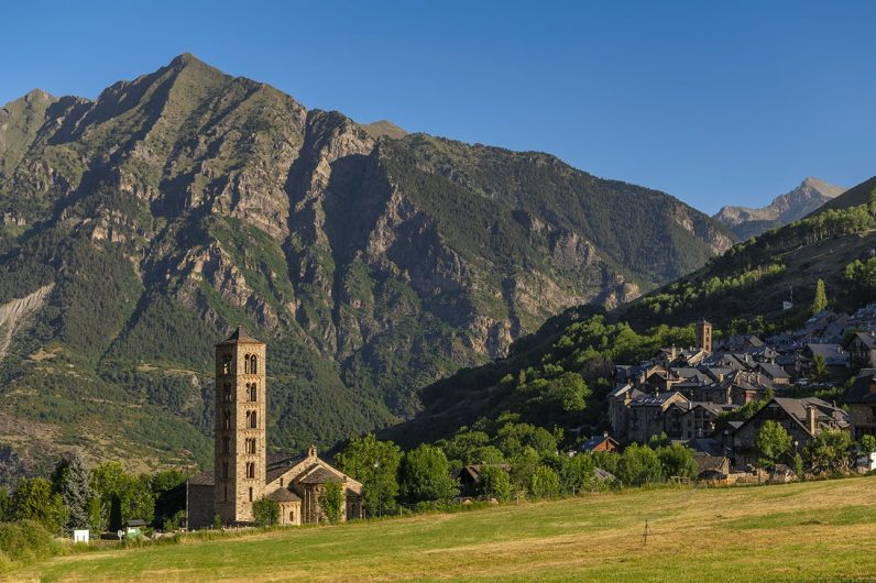 Este valle de alta montaña es idílico y tiene las iglesias románicas más bonitas del norte de España