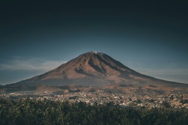 Volcanes, hoteles boutique y casas blancas: descubre Arequipa, la ciudad más bonita de Perú